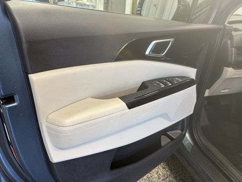 Used 2024 Kia Carnival EX FWD image 18