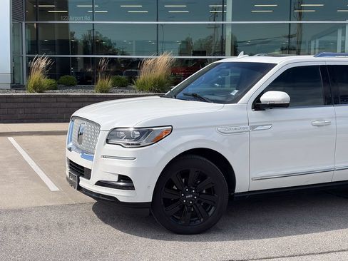 Used 2023 Lincoln Navigator Reserve AWD/4WD image 2