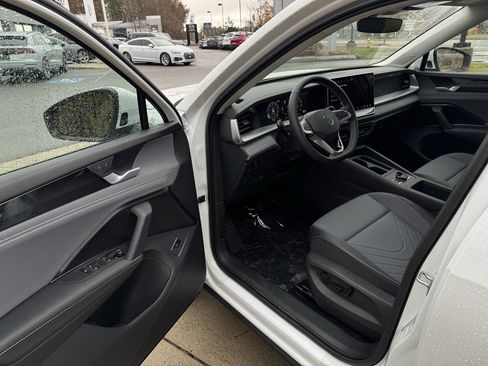 New 2026 Volkswagen Tiguan SE image 16