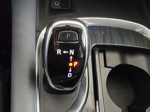 Used 2020 Buick Enclave Essence image 18