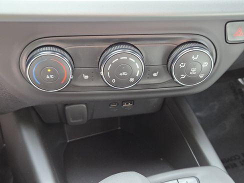 Used 2024 Chevrolet Trax RS w/ Sunroof Package image 22