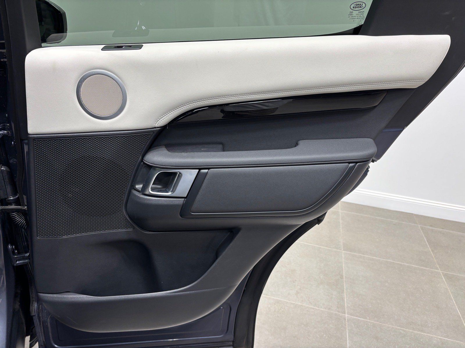 New 2025 Land Rover Discovery S AWD/4WD image 42