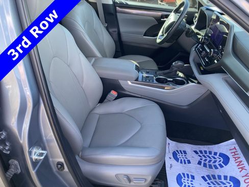 Used 2024 Toyota Highlander Limited image 36