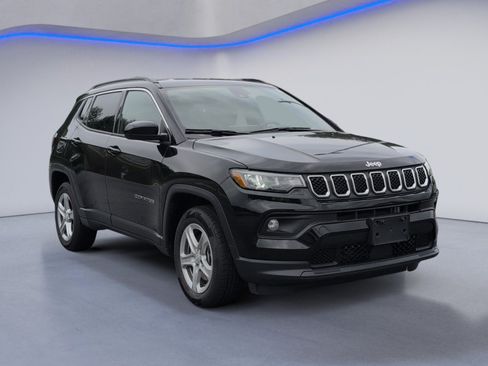 Used 2024 Jeep Compass Latitude w/ Altitude Special Edition AWD/4WD image 8