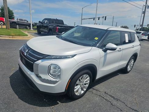 Used 2025 Mitsubishi Outlander ES FWD image 3