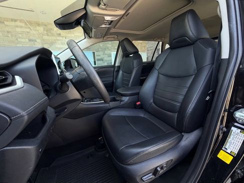 Used 2023 Toyota RAV4 XLE Premium FWD image 5