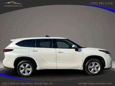 Used 2021 Toyota Highlander LE image 2