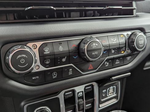 Used 2025 Jeep Wrangler Unlimited Rubicon AWD/4WD image 19