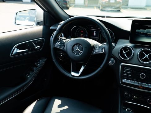 Used 2020 Mercedes-Benz GLA 250 4MATIC w/ Premium Package image 9