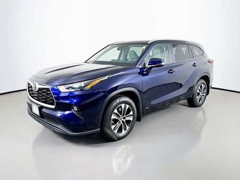 New 2026 Toyota Highlander XLE image 2