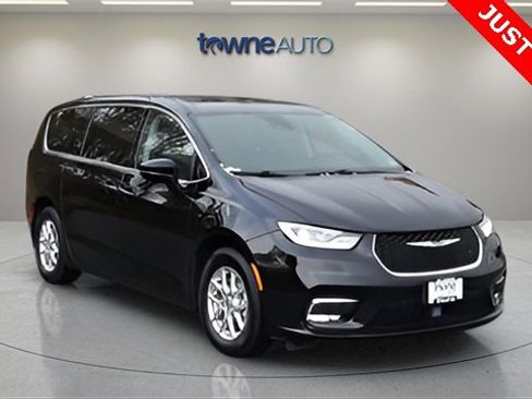 Used 2024 Chrysler Pacifica Touring-L image 9