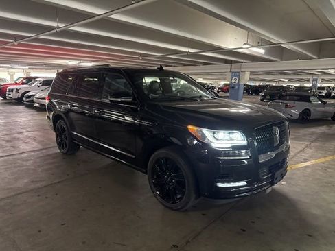 Used 2022 Lincoln Navigator L Reserve w/ Monochromatic Package AWD/4WD image 3