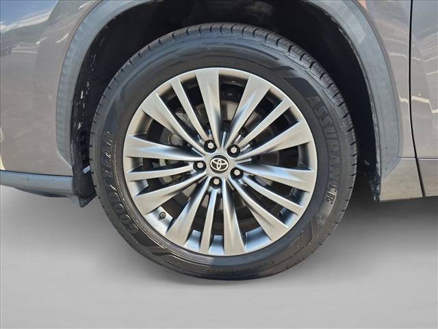Used 2021 Toyota Highlander Platinum FWD image 28