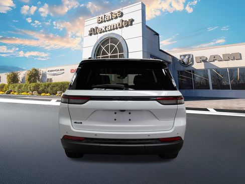 Certified 2023 Jeep Grand Cherokee Altitude image 6