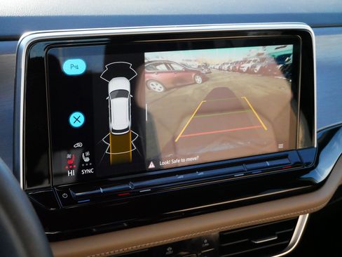 Certified 2025 Volkswagen Atlas Cross Sport SE w/ Panoramic Sunroof Package image 29