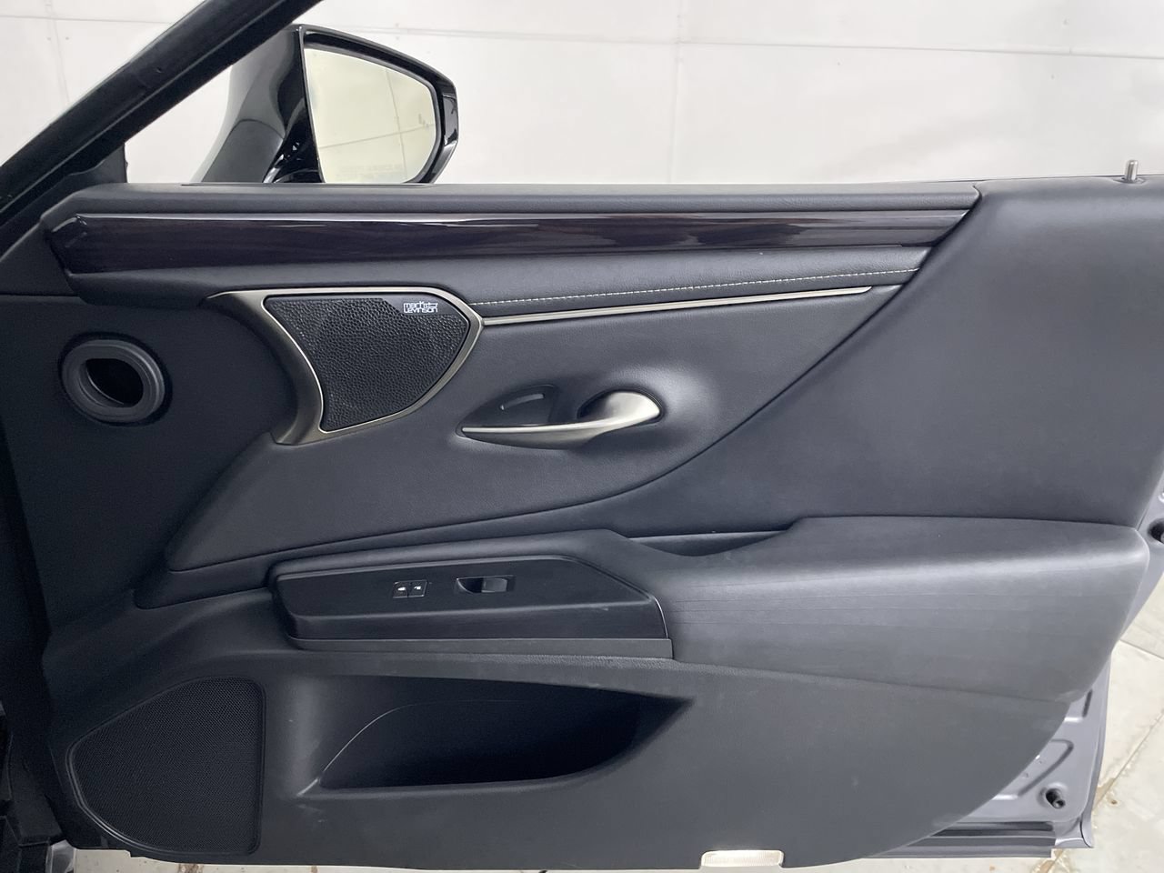 Used 2020 Lexus ES 300h Ultra Luxury w/ Accessory Package 2 FWD image 25