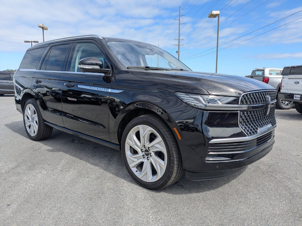 Used 2025 Lincoln Navigator Reserve AWD/4WD image 2