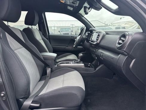Used 2022 Toyota Tacoma TRD Off-Road w/ Technology Package image 12