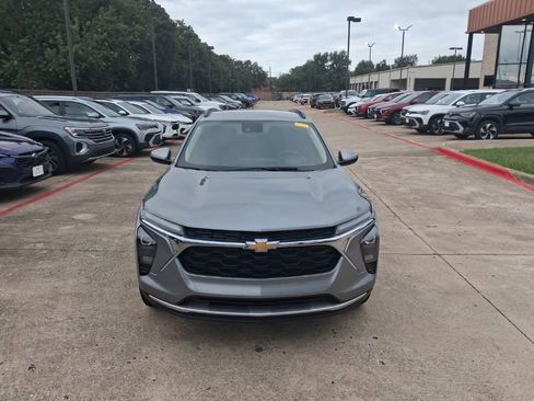 Used 2025 Chevrolet Trax LT w/ LT Convenience Package FWD image 5
