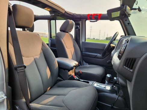 Used 2016 Jeep Wrangler Unlimited Sport w/ Connectivity Group AWD/4WD image 9