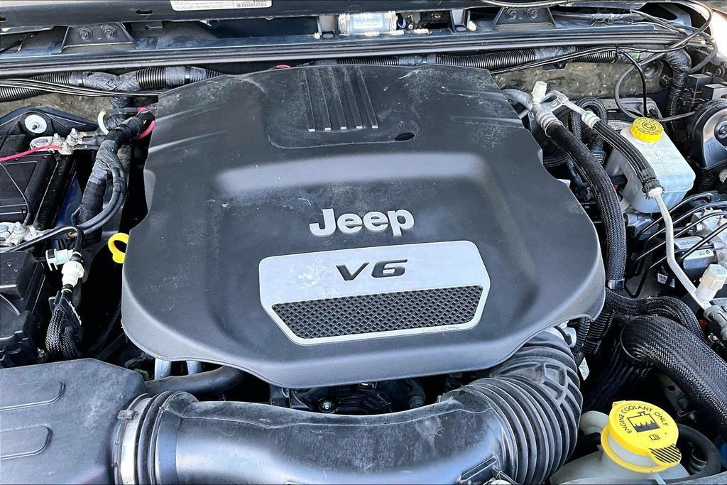 Used 2017 Jeep Wrangler Sport w/ Connectivity Group AWD/4WD image 29