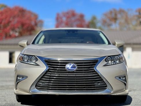 Used 2017 Lexus ES 300h w/ Luxury Package image 2