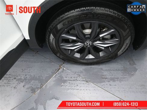 Used 2024 Volkswagen Tiguan SE image 36