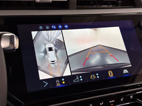 Used 2027 Chevrolet Bolt RS w/ Technology Package FWD image 26
