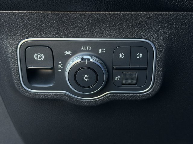 Used 2022 Mercedes-Benz GLB 250 4MATIC w/ Premium Package Lite image 23