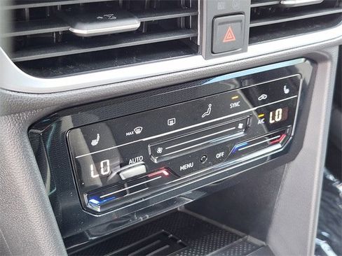 New 2025 Volkswagen Taos SE image 17