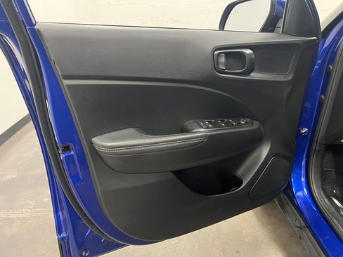 Used 2025 Hyundai Venue Limited FWD image 12