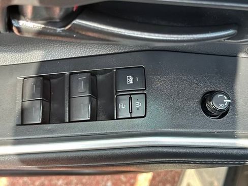 Used 2021 Toyota Highlander LE image 12