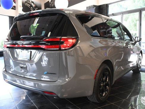Used 2022 Chrysler Pacifica Touring-L w/ S Appearance Package FWD image 13
