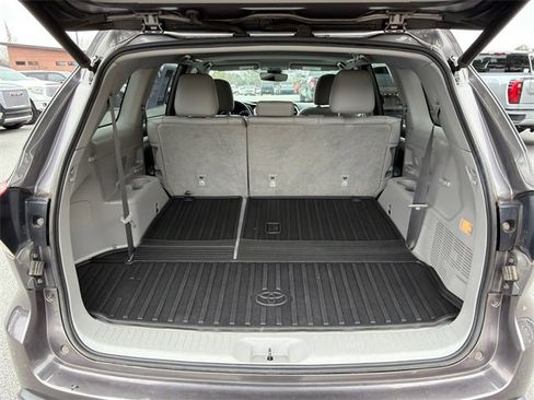 Used 2018 Toyota Highlander XLE image 18