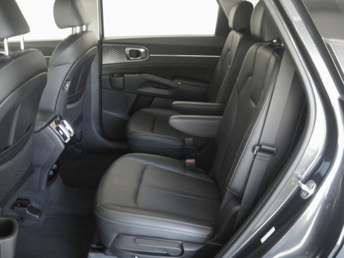 Used 2023 Kia Sorento SX image 9