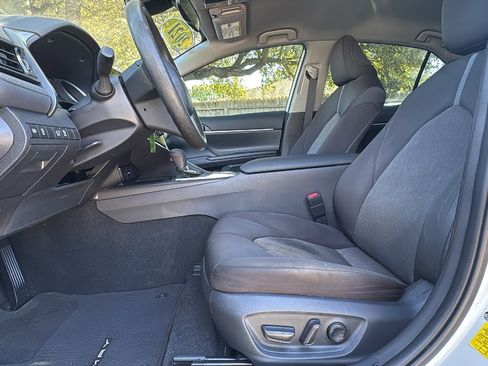 Used 2021 Toyota Camry LE image 5