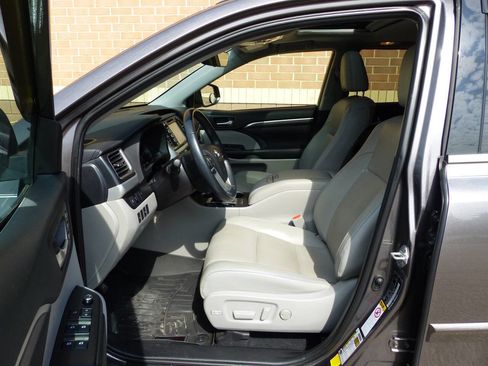 Used 2019 Toyota Highlander FWD V6 image 32