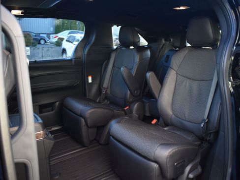Used 2025 Toyota Sienna Platinum image 19