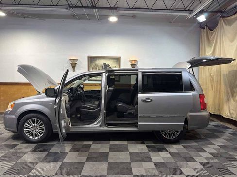 Used 2014 Chrysler Town & Country Touring-L FWD image 12
