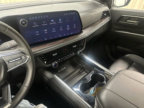 Used 2025 Chevrolet Suburban Z71 image 34