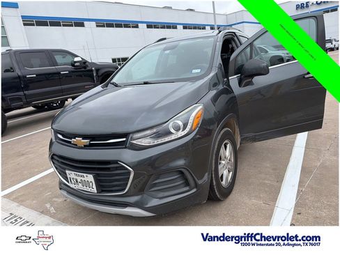 Used 2018 Chevrolet Trax LT w/ LT Convenience Package FWD image 2