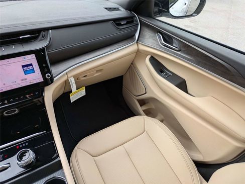 New 2026 Jeep Grand Cherokee Limited AWD/4WD image 18