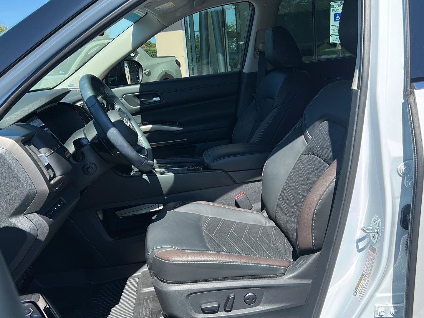 Used 2025 Nissan Pathfinder Platinum AWD/4WD image 18