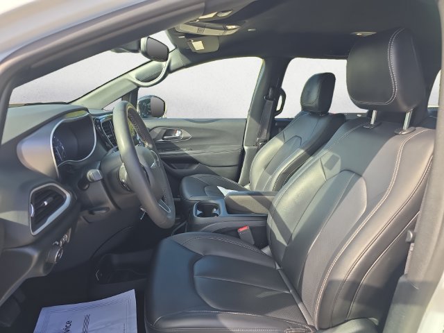 Used 2025 Chrysler Pacifica Select FWD image 9