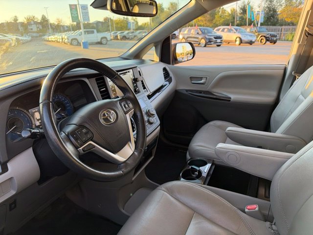 Used 2018 Toyota Sienna XLE FWD image 10