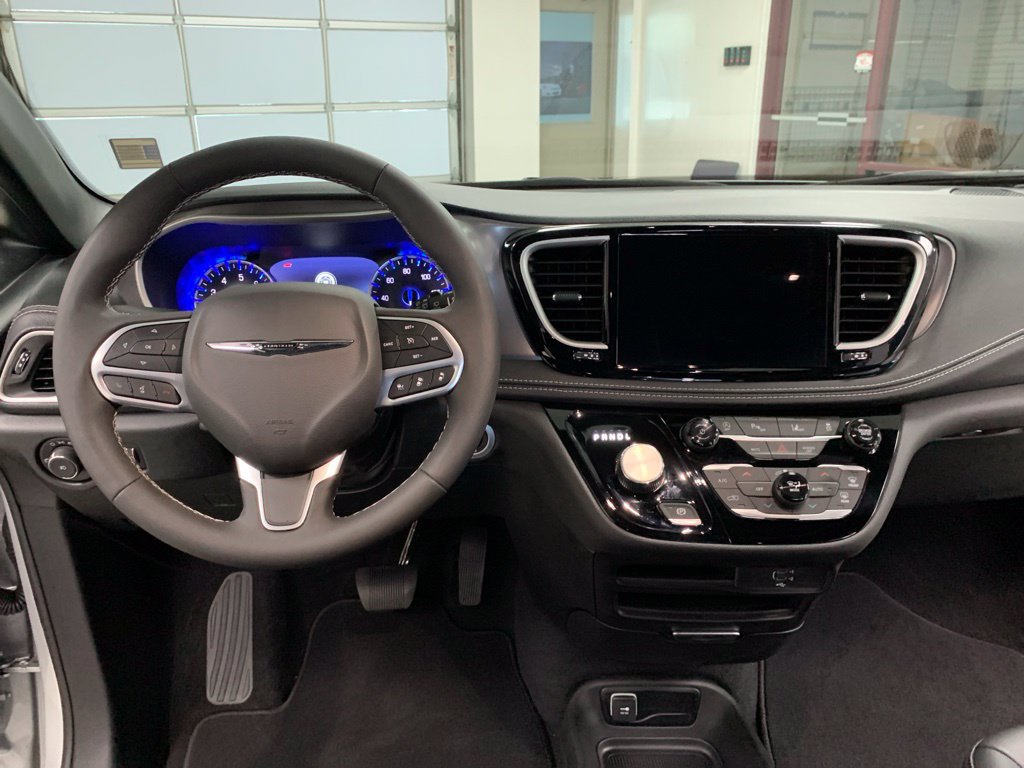 Used 2026 Chrysler Pacifica Select FWD image 15