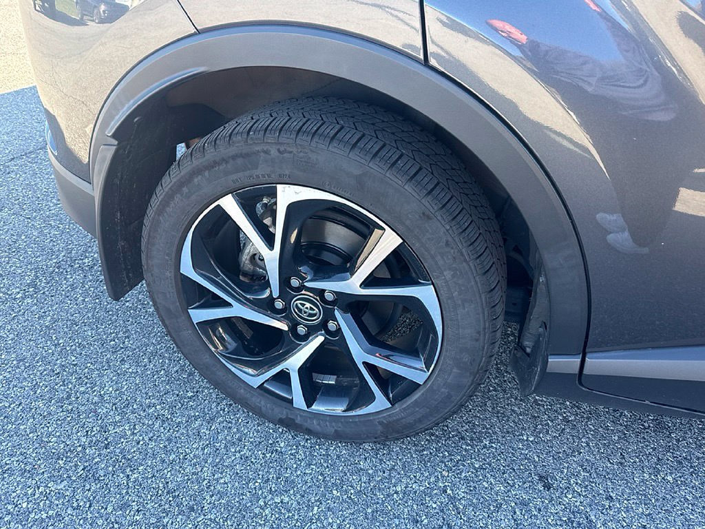 Used 2019 Toyota C-HR Limited FWD image 3