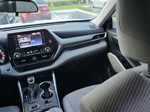 Used 2020 Toyota Highlander LE AWD/4WD image 17