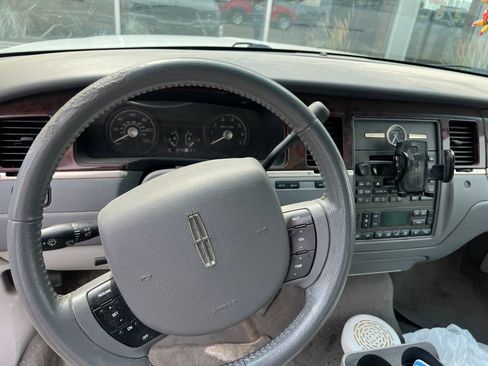 Used 2006 Lincoln Town Car Signature RWD image 9