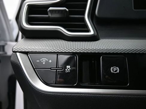 Used 2025 Kia Sportage LX image 15